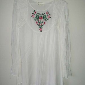 Cloth & Portrait White Embroidered Rayon Gauze Tunic size M, (NWOT)